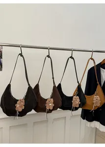 Détail de sacs hobo en suédine en plusieurs couleurs avec pendentif ours en peluche
