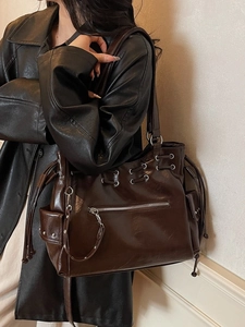 Sac Tote de Moto à Rivets Vintage Grande Capacité en Cuir PU Sac à Bandoulière pour Femmes Mode Main Couleur Unie