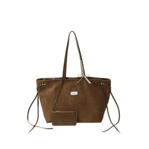 Braune Wildleder-Einkaufstasche mit Fashion-Tag, Karo-Schleife und kleiner Tasche
