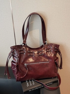 Sac fourre-tout bordeaux en cuir brillant avec rivets métalliques argentés style motard