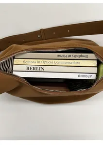 Vue de dessus de l'intérieur spacieux du sac en daim marron avec doublure rayée