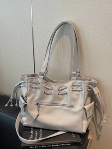 Grand cabas chic en similicuir gris avec rivets, cordon de serrage et zips
