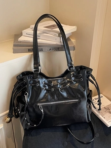 Grand sac cabas noir à rivets avec texture froissée et bandoulière amovible chic