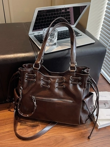 Sac fourre-tout rétro marron foncé à rivets avec poches pour le travail quotidien