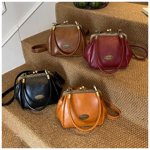 Détail de sacs vintage style docteur en quatre couleurs avec cuir PU et plaque en métal