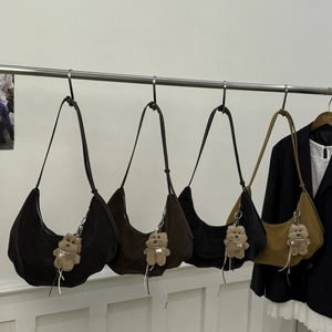 Sacs demi-lune en daim de quatre couleurs avec bandoulières en cuir et oursons