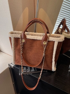 Retro brown suede tote bag with white faux fur trim and gold chain strap for winter