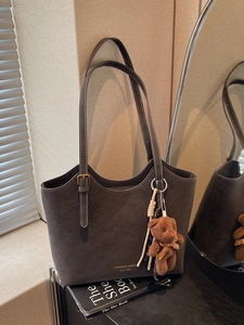 Retro large capacity tote bag in dark brown suede with white stitching and bear charm