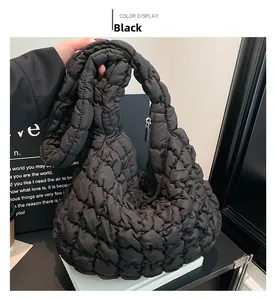 Detalle del bolso nube negro acolchado con textura acolchada y asa de gran tamaño