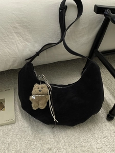 Sac demi-lune en daim noir avec pendentif ours marron et bandoulière réglable