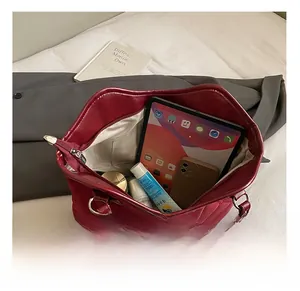 Vue macro de l'intérieur spacieux du grand sac fourre-tout rouge matelassé pratique