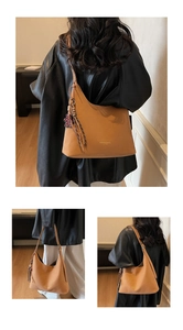Detail einer hellbraunen Hobo-Tasche aus Leder mit verstellbarem Riemen und Quasten
