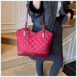 Détail du grand sac cabas matelassé rouge en nylon imperméable avec imprimé fashion