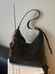 Vintage braune Leder-Beuteltasche mit Kontrastnaht und floralem Anhänger für Damen