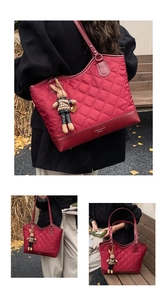 Détail du sac cabas matelassé rouge avec breloque lapin et bandoulières en cuir