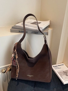Dunkelbraune Hobo-Tasche im Retro-Look mit Kontrastnähten und gewebtem Quasten-Anhänger