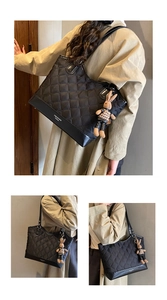 Vue détaillée du sac cabas matelassé noir avec breloque lapin et texte mode chic