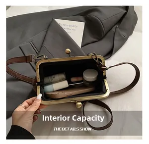 Détails de l'intérieur du sac rétro marron montrant sa capacité de rangement pratique