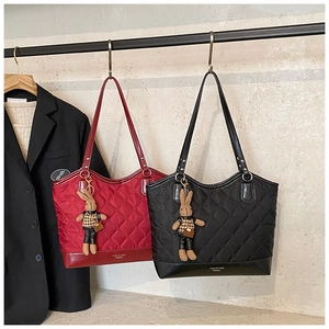Détail du sac cabas matelassé avec motif à carreaux et breloque lapin en tricot