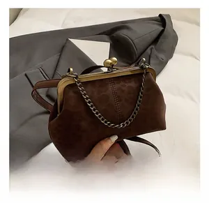 Gros plan du sac coquillage léopard avec fermoir en métal vintage et détail de chaîne