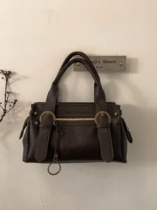 Sac à main Boston vintage marron foncé en cuir PU avec boucles métalliques décoratives
