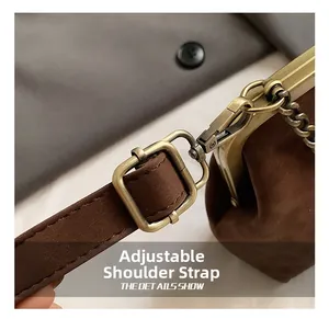 Détails de la bandoulière réglable et du cadre doré sur le sac en daim marron
