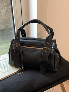 Sac à main minimaliste en similicuir noir avec boucles en bronze et détails zippés
