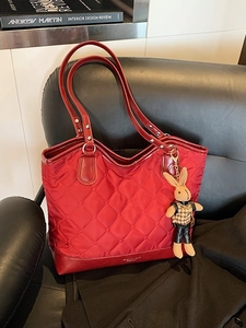 Grand sac cabas matelassé rouge en nylon avec poignées en cuir et charm lapin mignon