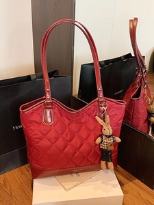 Sac fourre-tout bordeaux matelassé avec motif losanges et charm lapin sur boîte