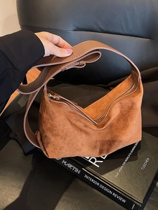 Sac hobo en daim marron avec large bandoulière et forme de demi-lune pour femmes