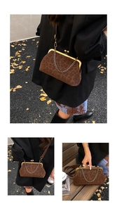 Détail du sac coquillage léopard vintage avec fermoir bronze et texture en daim