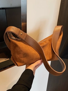 Sac polochon en daim marron avec bandoulière réglable en cuir pour un style décontracté