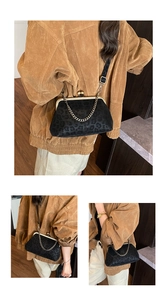 Détail du sac bandoulière léopard avec chaîne dorée et fermoir à baiser vintage