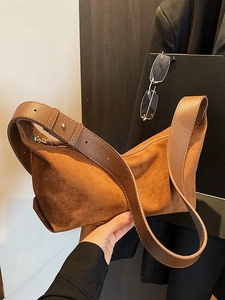 Sac hobo marron en daim avec large bandoulière en cuir pour un style décontracté chic