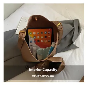 Vue détaillée du cabas en cuir marron montrant l'espace pour tablette et accessoires