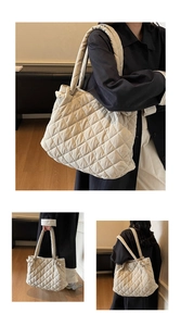 Trois façons de porter ce sac cabas matelassé crème avec nœud pour un look quotidien