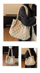 Vue détaillée du sac cabas matelassé crème avec motif losanges et bandoulière nouée