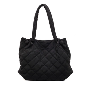 Sac cabas noir matelassé minimaliste avec bandoulières rembourrées et détails coulissants