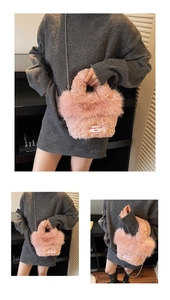 Detail der rosa Kunstfell-Handtasche mit Kettenriemen und dekorativem Stoffetikett