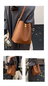 Détail du sac seau en cuir marron avec fermoir doré sur fond de feuilles d'automne