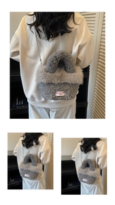Nahaufnahme der grauen flauschigen Fleece-Handtasche mit Silberkette und Text-Etikett