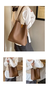 Détails du sac seau marron foncé avec texture grainée, fermoir doré et logo embossé