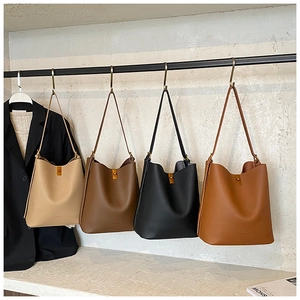 Détails de quatre sacs seaux rétro en cuir en crème, marron café, noir et caramel