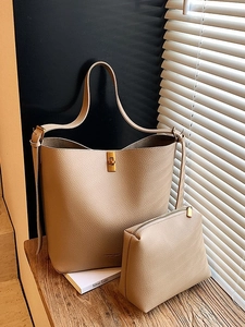 Sac seau beige vintage et sa pochette assortie en cuir grainé de haute qualité
