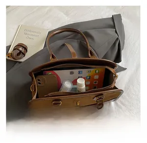Makroaufnahme der braunen Wildleder-Boston-Bag mit großem Innenraum für Tablets