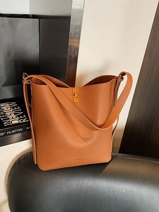 Sac seau marron en cuir litchi avec fermoir doré et bandoulière de grande capacité