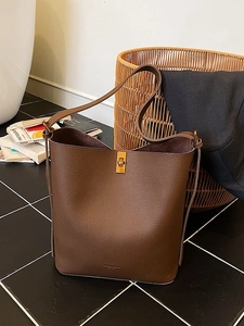 Sac seau vintage en cuir grainé marron foncé avec boucle dorée et bandoulière chic