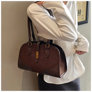 Detailansicht der braunen Boston-Tasche aus Wildleder und Leder mit Messingbeschlägen