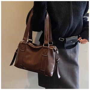 Detailansicht der braunen Vintage Boston Tasche aus Kunstleder mit silbernen Schnallen