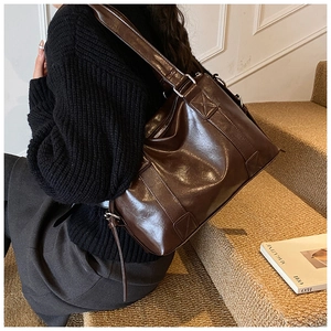 Details der vintage dunkelbraunen Leder-Tote-Bag mit breitem Gurt und Metall-Reißverschluss